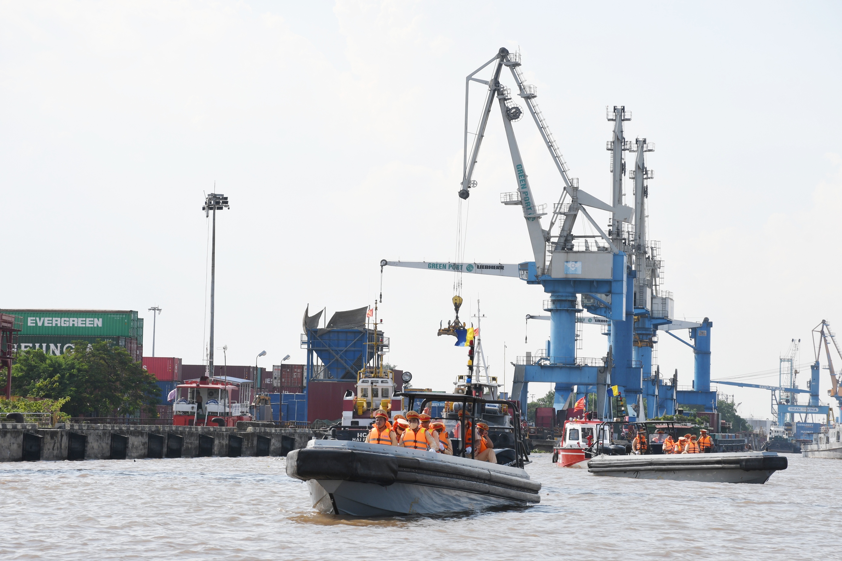 Người dân gửi thư cảm ơn các đơn vị Công an thành phố hỗ trợ tìm kiếm người thân bị nạn